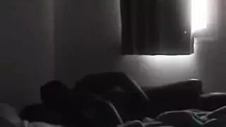 العروس الهواة المثارة تخلع ملابسها ثم تدقها قضيب صلب