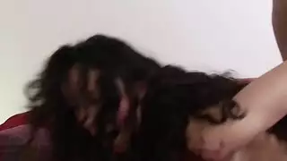 امرأة ناضجة وصديق ابنها في ثنائي مثلث رجالي صريح