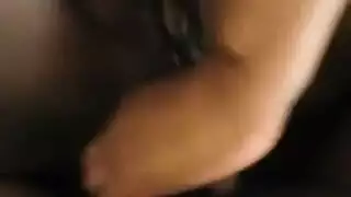 يفرغ سائله الساخن عميقاً بعد جماع عاطفي
