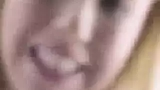 فتاة غنية مع كبير الثدي، يحب اليكسا ستون اللعب مع بوسها، في سريرها الضخم