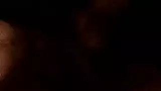 فاتنة ملثمين يمتص عصا اللحوم الدهنية الكريم وفركها لجعلها لطيفة ورطبة