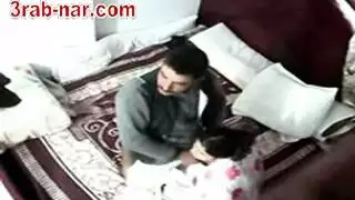 جارة مثيرة تحصل على جماع قوي بينما يراقب الزوج فيلم إباحي عربي صريح