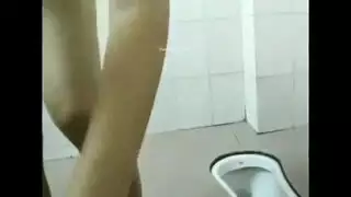 تدخل على والدها الحمام