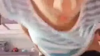 مراهقة تصبح عارية تمامًا من أجل جلسة جماع
