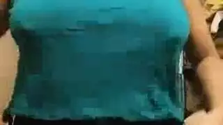 الام تقدم هدية الكس لابنها كسول