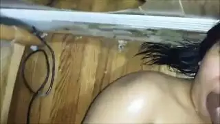 الأب ينقع ابنته الهواة في سائله