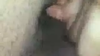 جميلة ممتلئة تبتسم وهي تدلك بظرها في غرفة السبا الحصرية