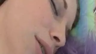 فتاة سمراء بشعر مجعد تُمارس الجنس في حوض استحمام خارجي