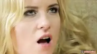 صديقة تخدم كراته قبل ركوب الفارسة المكثف