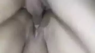 ينيكها بعنف وهي هربانة