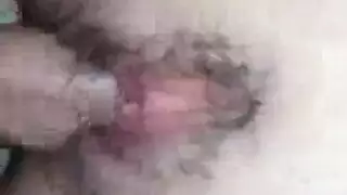 الفتاة ذات المؤخرة الكبيرة تأخذ قضيبًا مسيطرًا وتحبه