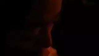 عبادة فم آسيوي مطيع على كرسي جلد