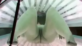  فتاة صغيرة تنهش حلماتها في جنس عنيف