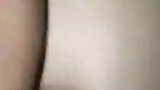 قضيب أسود ضخم يحصل على مصة شراهة وينتهي بقذف