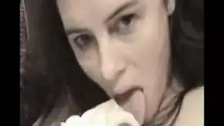بتحرش بها في الغرفه