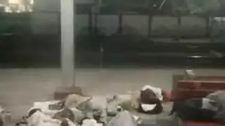 مراهقة تأخذ قضيبًا سميكًا في شقها الرطب