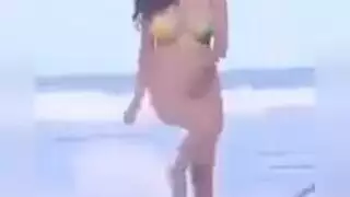 أيقونة مراهقة شقية تمارس الجنس الفموي مع مديرها في فيلم إباحي