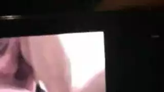 La mére baisse son fils