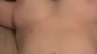 العروس الناضجة تتعرى وتشتعل رغبة لتصوير بورنو منزلي صريح