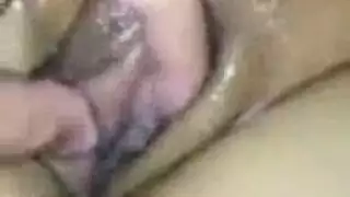 خادمة متحمسة تظهر فرجها المنتشر للعميل