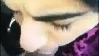 فتاة جميلة في سراويل النيون يحصل بوسها يمسح