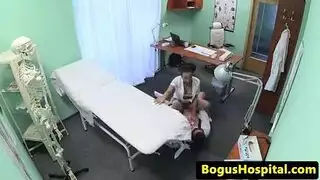 ممرضة لا تقاوم قصص المريض الجنسية – فانتازيا مستشفى مثيرة