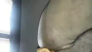 الفتاة السيئة تكسب قذفًا منيًا على وجهها في الحمام