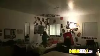 طلاب مراهقون يبلعون سائل الغرباء في فيديو حرم جامعي إكس إكس إكس