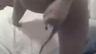مراهقة إبوني ساخنة تبرز مؤخرتها الرائعة في مشهد بورنو عام