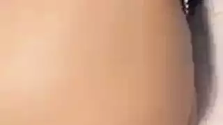 يتم القبض على حقيبة سفر من قبل مبيعي يعرف ما يجب القيام به مع مؤخرتها