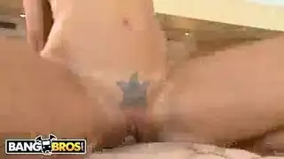 عاهرات الاستحمام الشهوانيات يتوسلن من أجل قضيب سمين