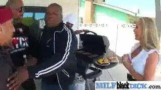 الفتاة الشقراء ليزا تئن بصوت عال وهي تتبول في مقطع إباحي