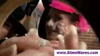 تلعب معاابن عمهاثم ينيكها