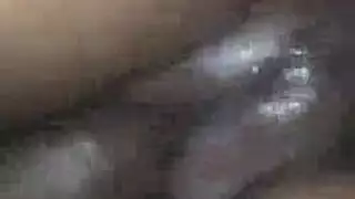 عاهرة سمراء كبيرة الصدر تتعرض لموقف جنسي هزلي في المنزل