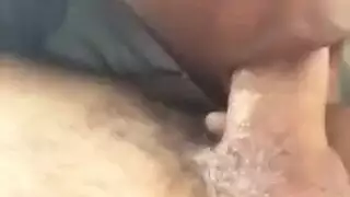 فرنسية تحصل على جنس فموي من قضيب أسود