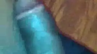 رجل يعطي أسود كبير الصدر سقف وجهة نظر