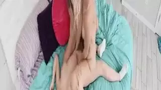 ممرضات نجمات إباحية تشاركن قضيب صناعي ضخم في جنس جماعي