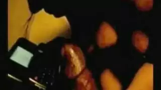انها تتحدث علي الهاتف مع زوجها بينما رجل آخر ينيكها مترجم عربي