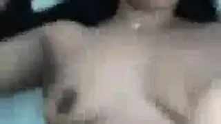 سكس رجل اول مايتخل زبه يبكيها