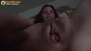 الزوجة الشابة المغرية تمنحني اللسان الملحمي