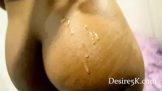 جنس ساخن في غرفة الملابس: قضيب سميك يحتك بالعمود