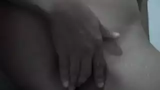 الفتاة الصغيرة تحلق كسها للمرة الأولى وتصل للرعشة تحت الدش الساخن