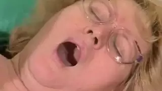 وضع الوحش: الرجل المشعر يضرب وسادته بشهوة