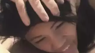 فتى آسيوي يأخذ قضيبين كبيرين بعمق