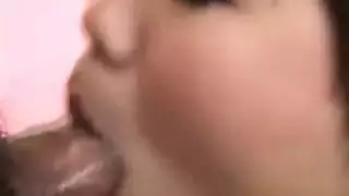 فيديو أولي يظهر أثداءها المُحسّنة أثناء العمل