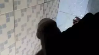 شابة تئن وهي تداعب بظرها وتلعق شفتيها