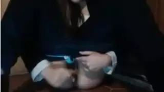 مراهق يستمني بقضيبه النابض