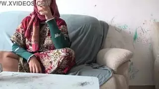 زملاء سكن من أعراق مختلفة: تدفع الفواتير بفرجها مقابل عضوه الكبير