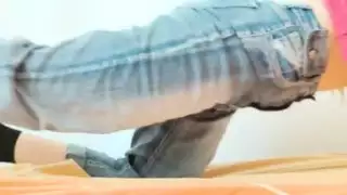 استمناء علني في الجينز مع مراقبة زميل الغرفة المحفوفة بالمخاطر