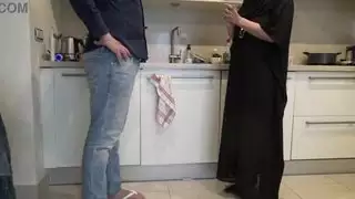 سباك بريطاني يعطي محجبة قذفًا داخليًا – مشهد إباحي